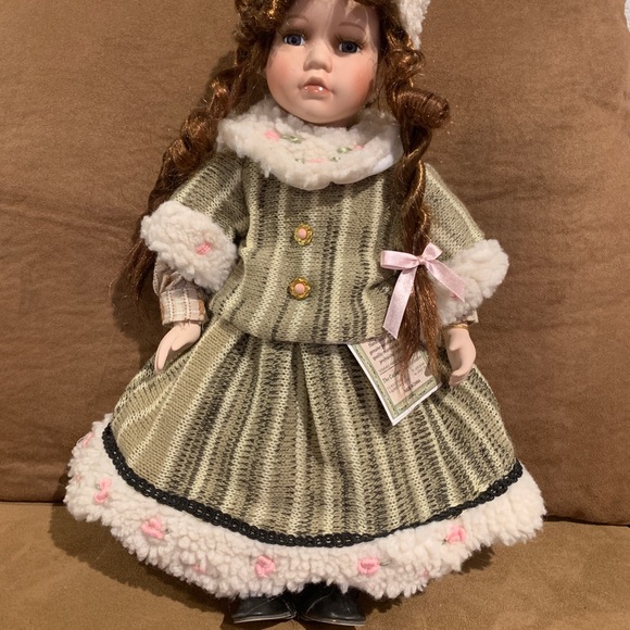 Katherine collection series 2 special Edition find genuine porcelain doll - Picture 7 of 7